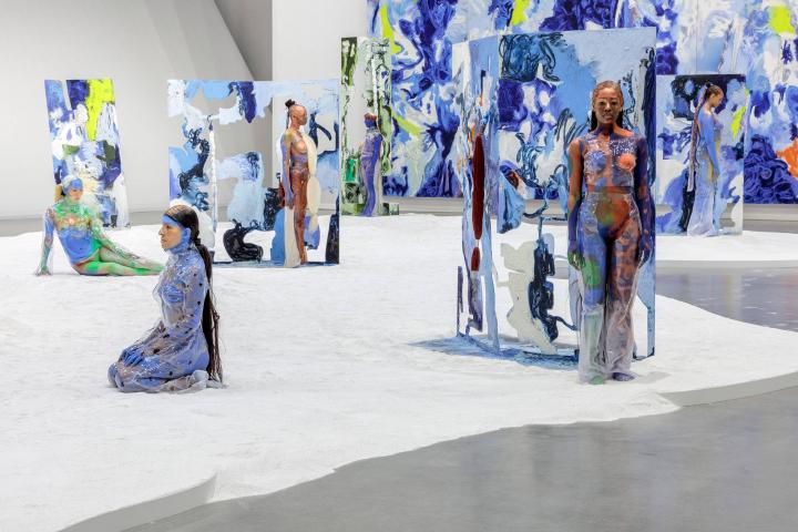 Installation view of Donna Huanca: OBSIDIAN LADDER. 